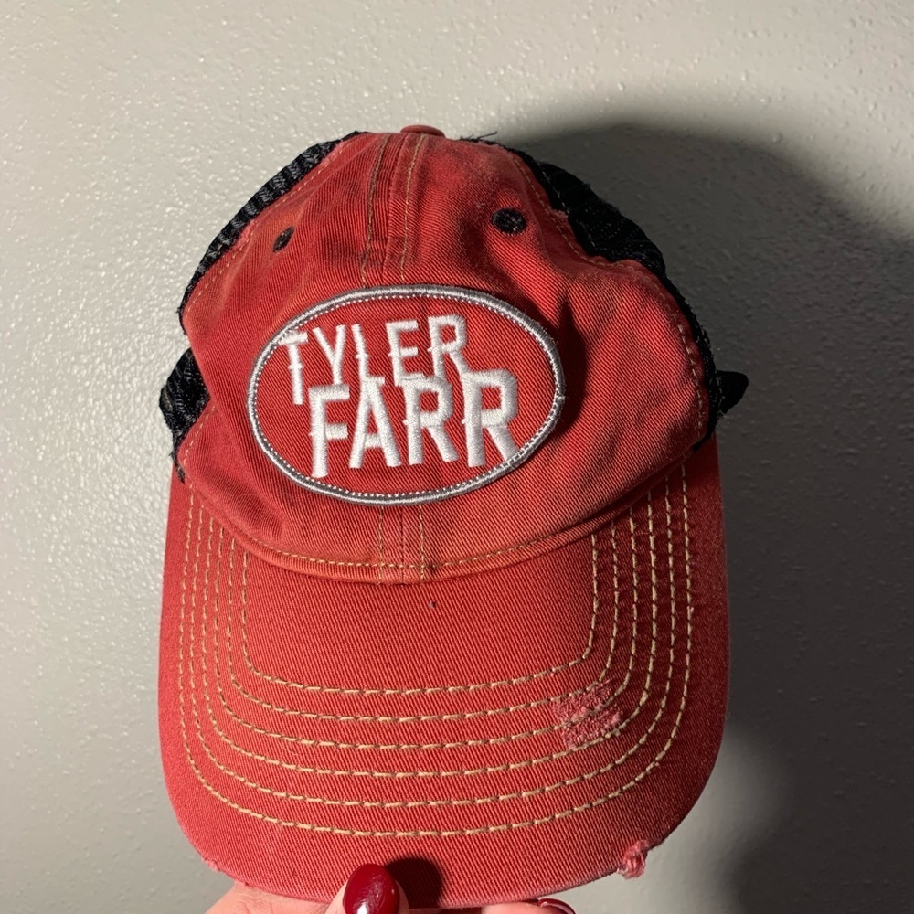 Tyler Farr hat